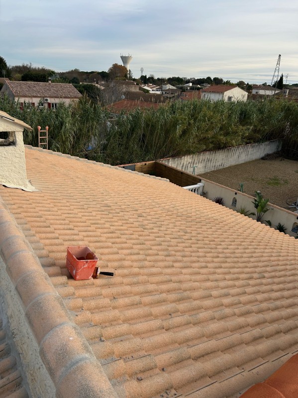 Résine colorée pour toiture par un artisan peintre , a Nîmes proche d’Avignon dans le Gard