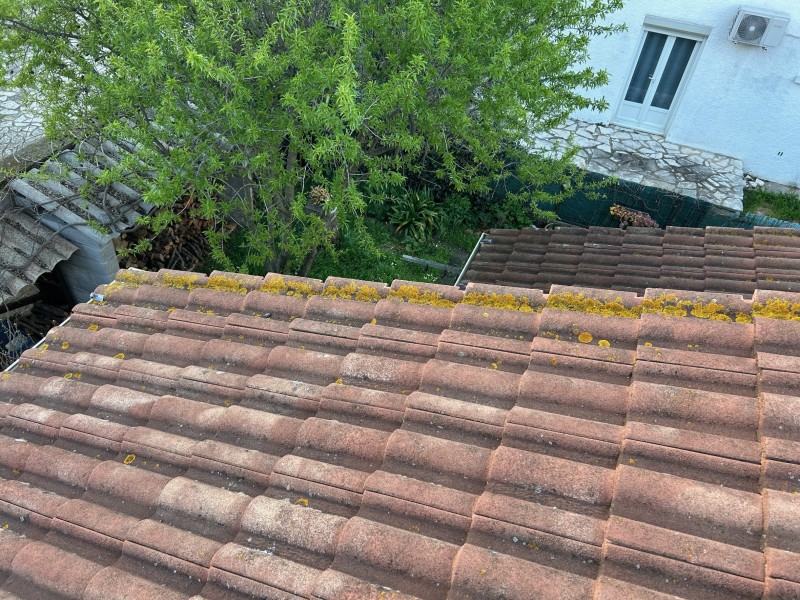 Traitement de toiture avec anti mousse sans rinçage à Nîmes dans le Gard