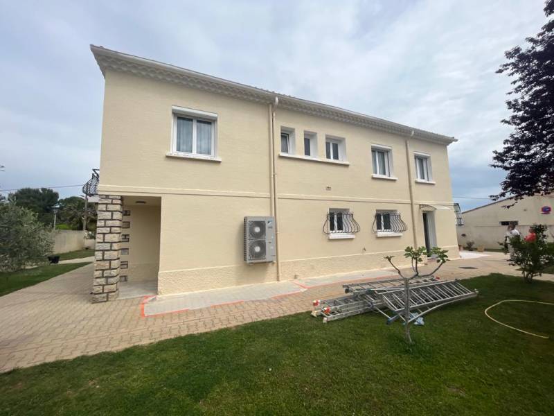 Résultat avant après d une pulvérisation airless sur les façades d une maison à Arles dans les bouches du Rhône