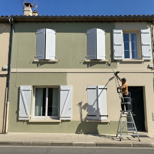 Peinture anti-humidité de façade à Nîmes : traitement professionnel contre les mousses et infiltrations