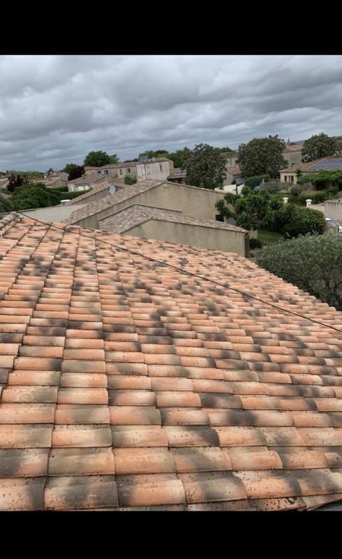 Experts en nettoyage de toiture pour une maison éclatante à Alès